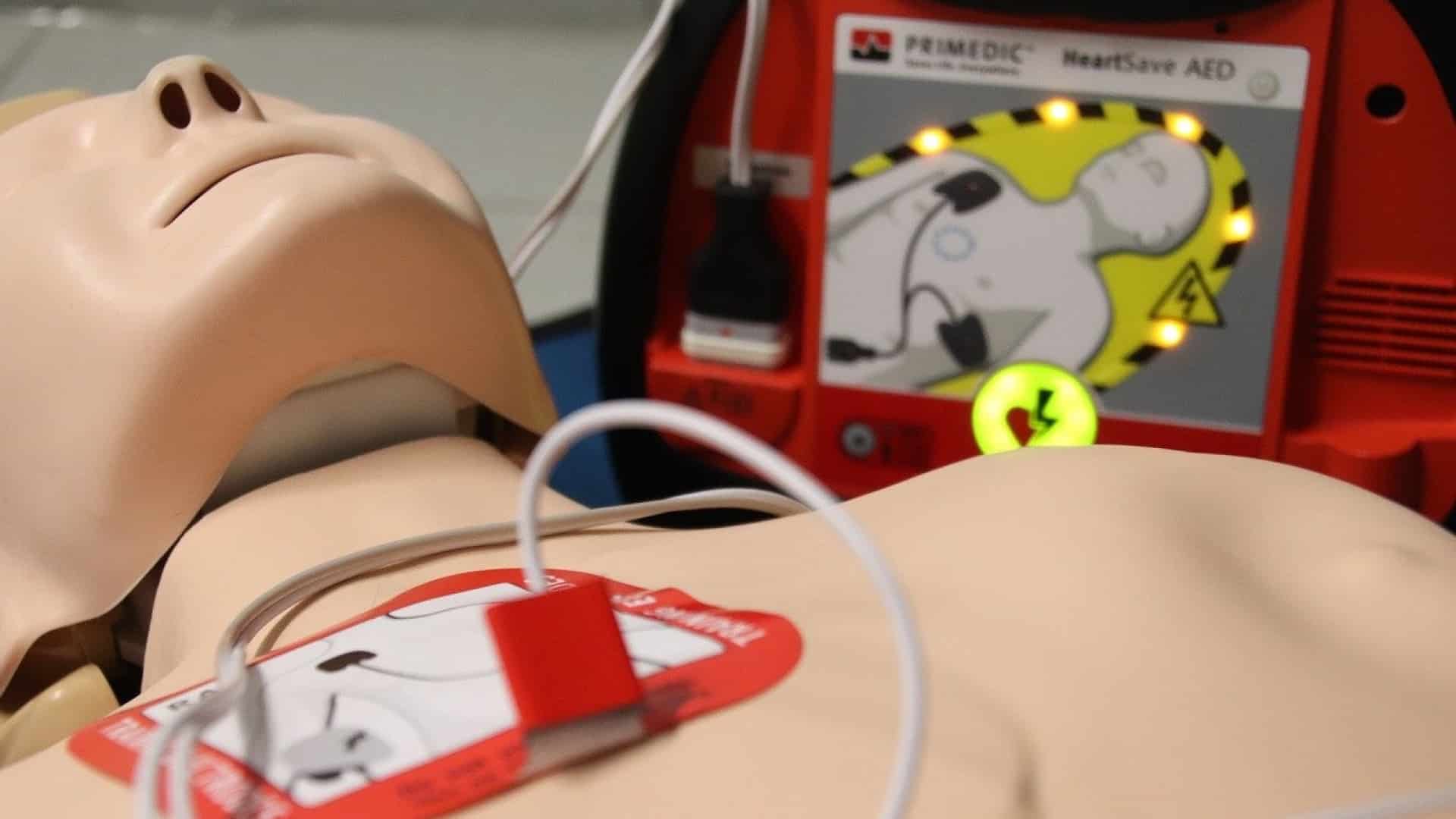 Comment utiliser un défibrillateur correctement ? - Passez l'info
