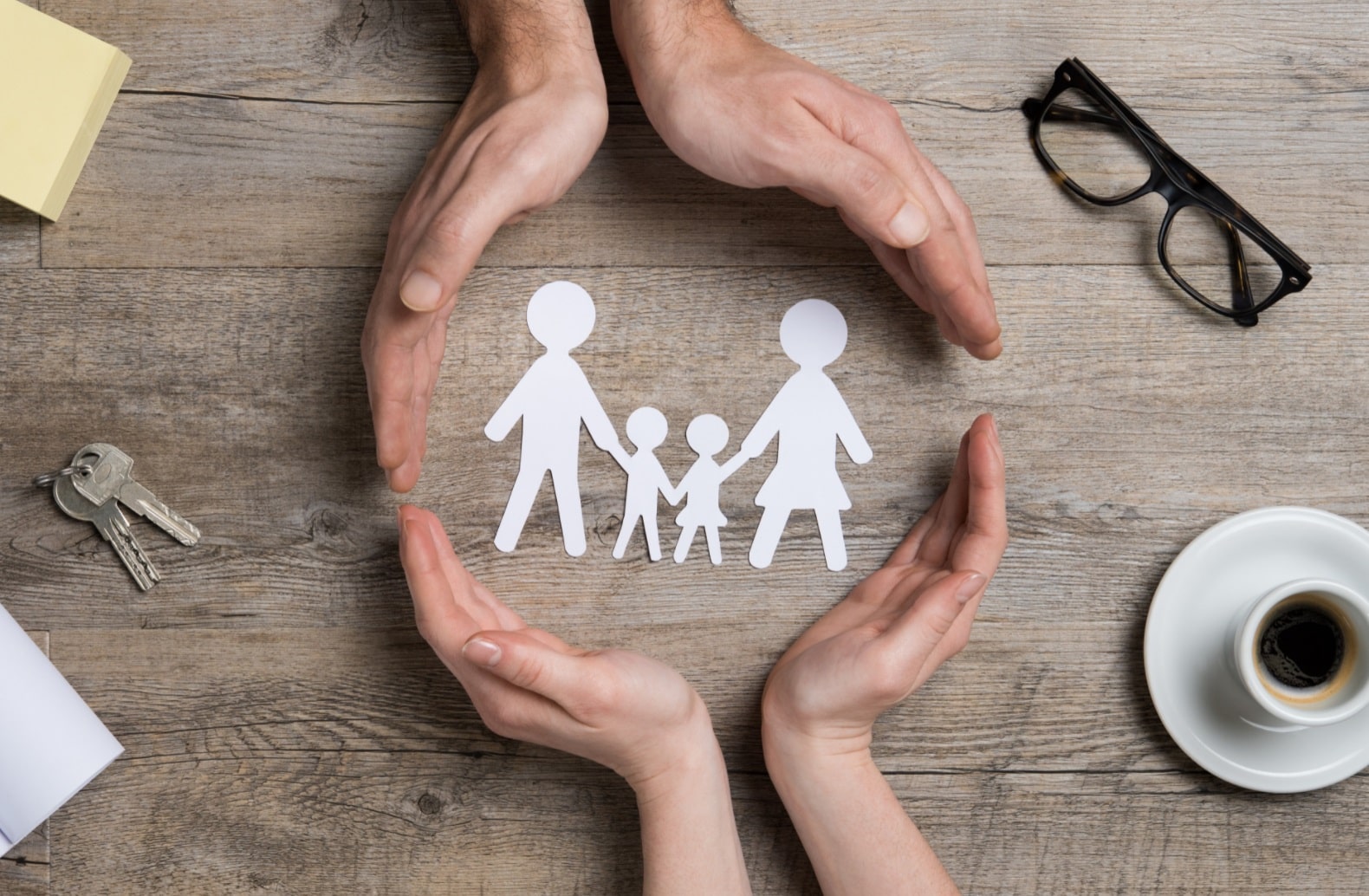Famille miniature dans les mains