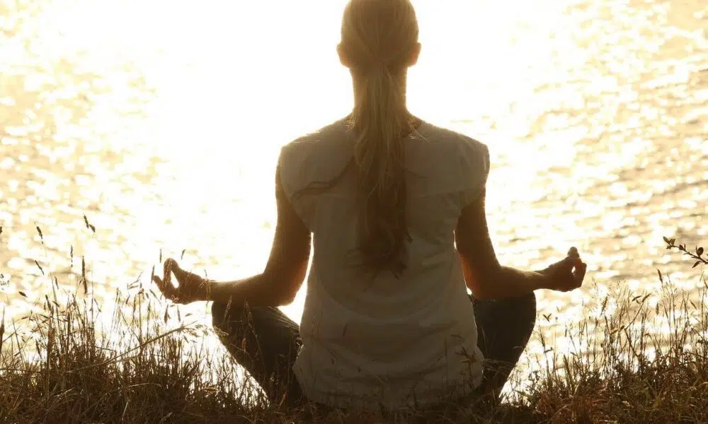 Une yogi en pleine séance de yoga