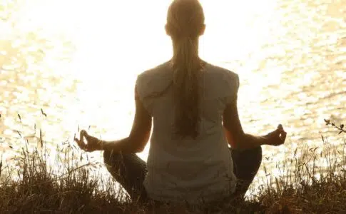 Une yogi en pleine séance de yoga