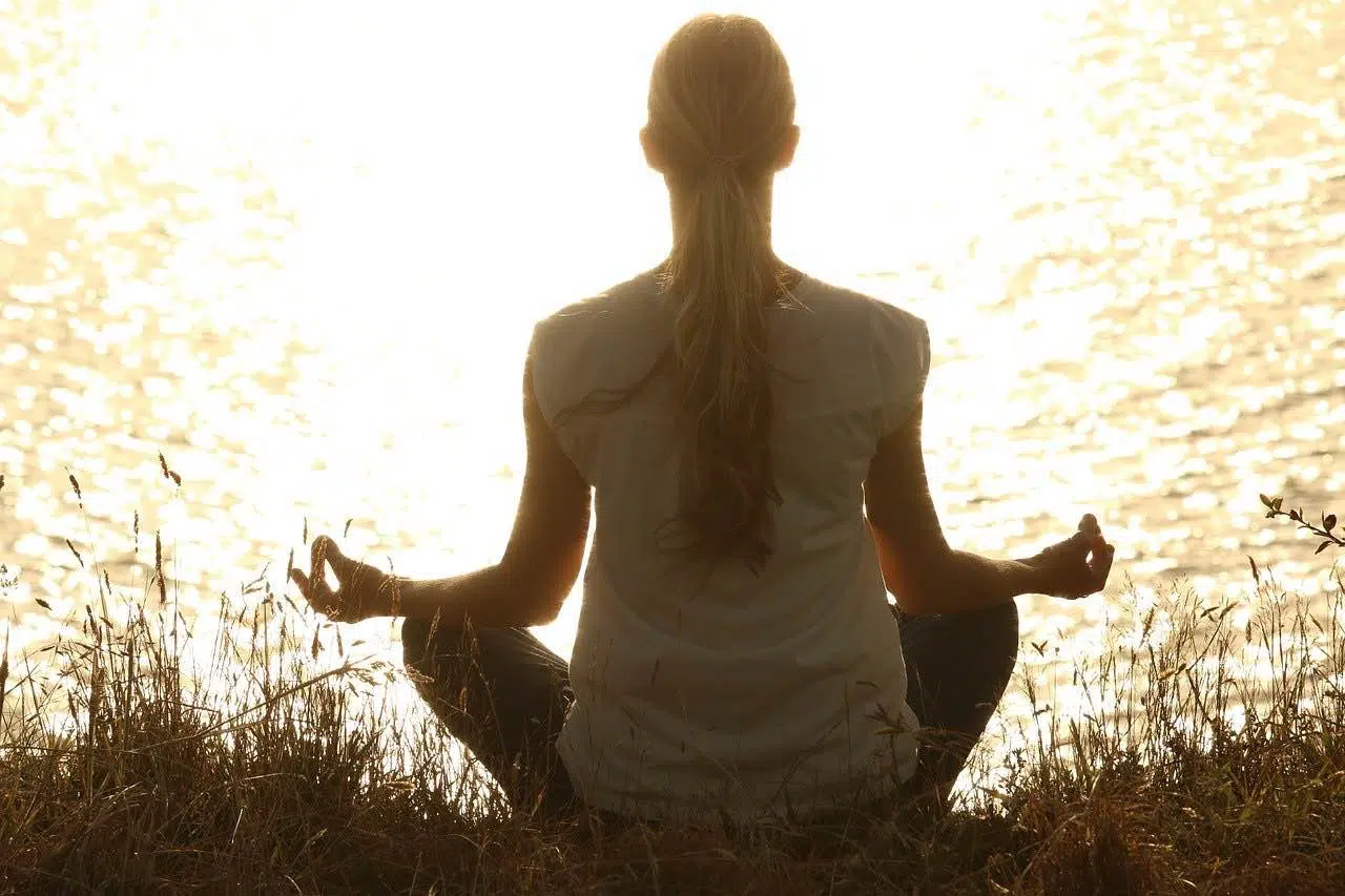 Une yogi en pleine séance de yoga
