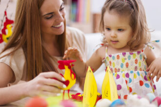 Confier son enfant à une nounou : ce que les parents doivent savoir