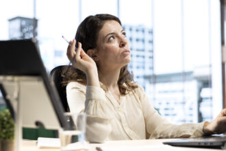 Fatigue informationnelle et burn-out : et si votre cerveau réclamait vraiment une pause ?