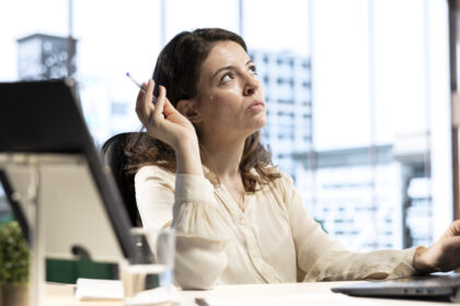 Fatigue informationnelle et burn-out : et si votre cerveau réclamait vraiment une pause ?