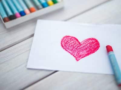 Pourquoi utiliser une carte à gratter pour annoncer sa grossesse ?