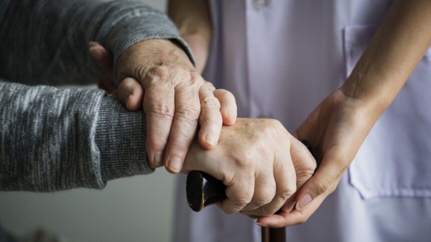 Seniors à domicile : comment fonctionne l'aide et qui peut en bénéficier ?